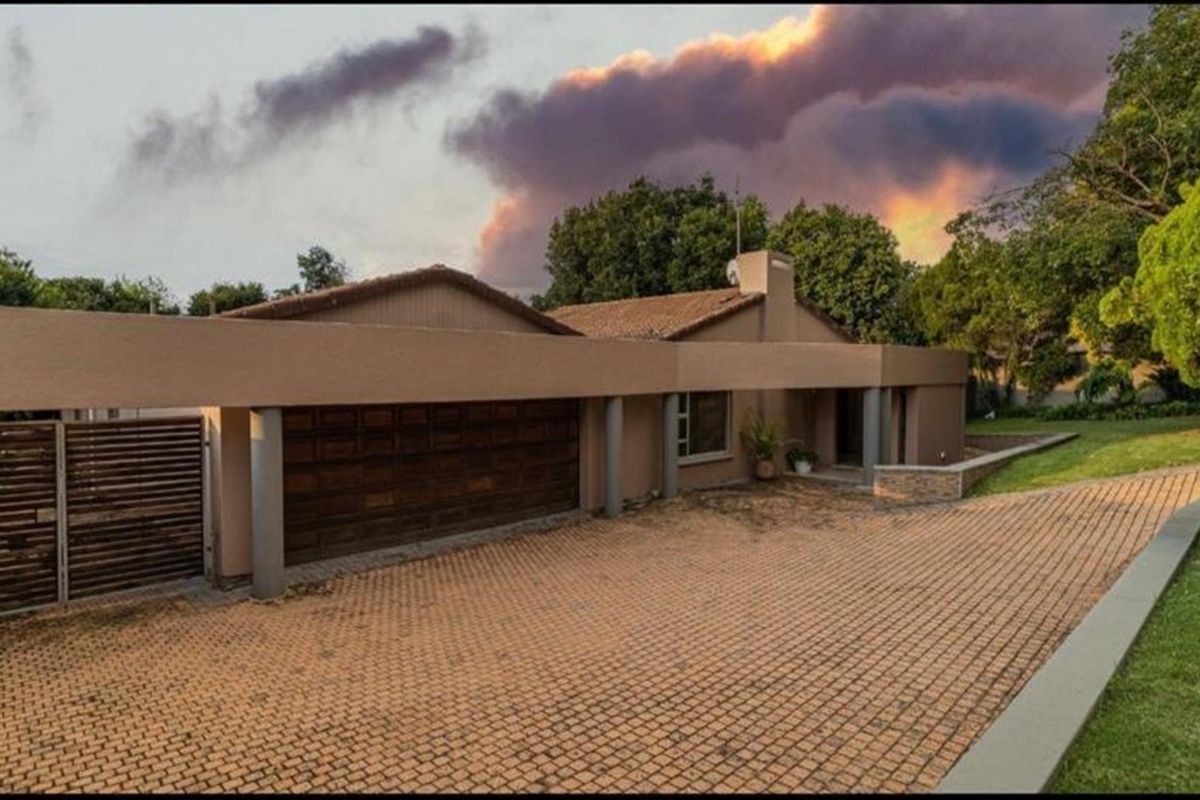 4-Bedroom House to Rent in Glenadrienne, Sandton - Photo 2
