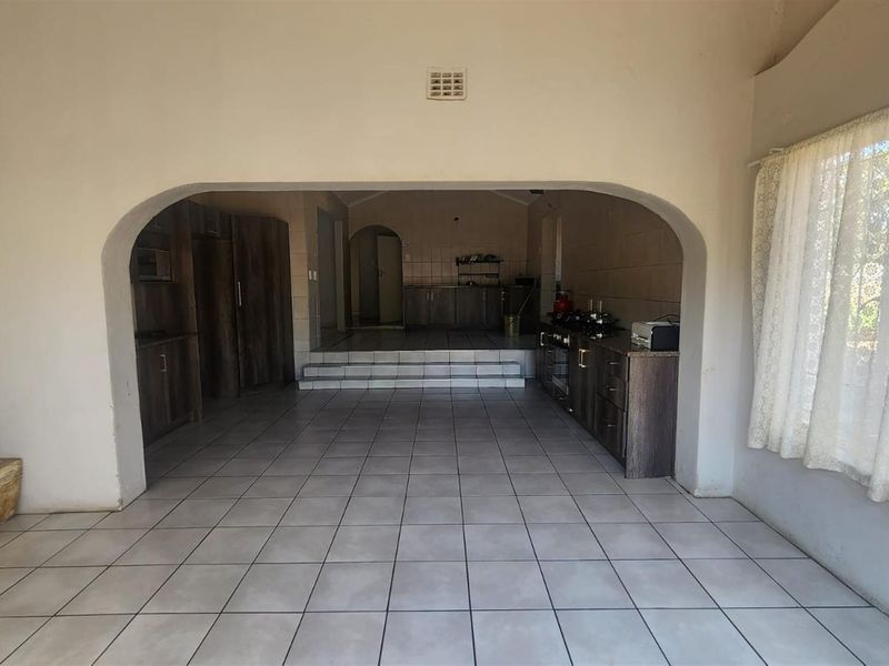3 Bedroom 2 bathroom House For Sale in Brakpan Central, Brakpan - Photo 3