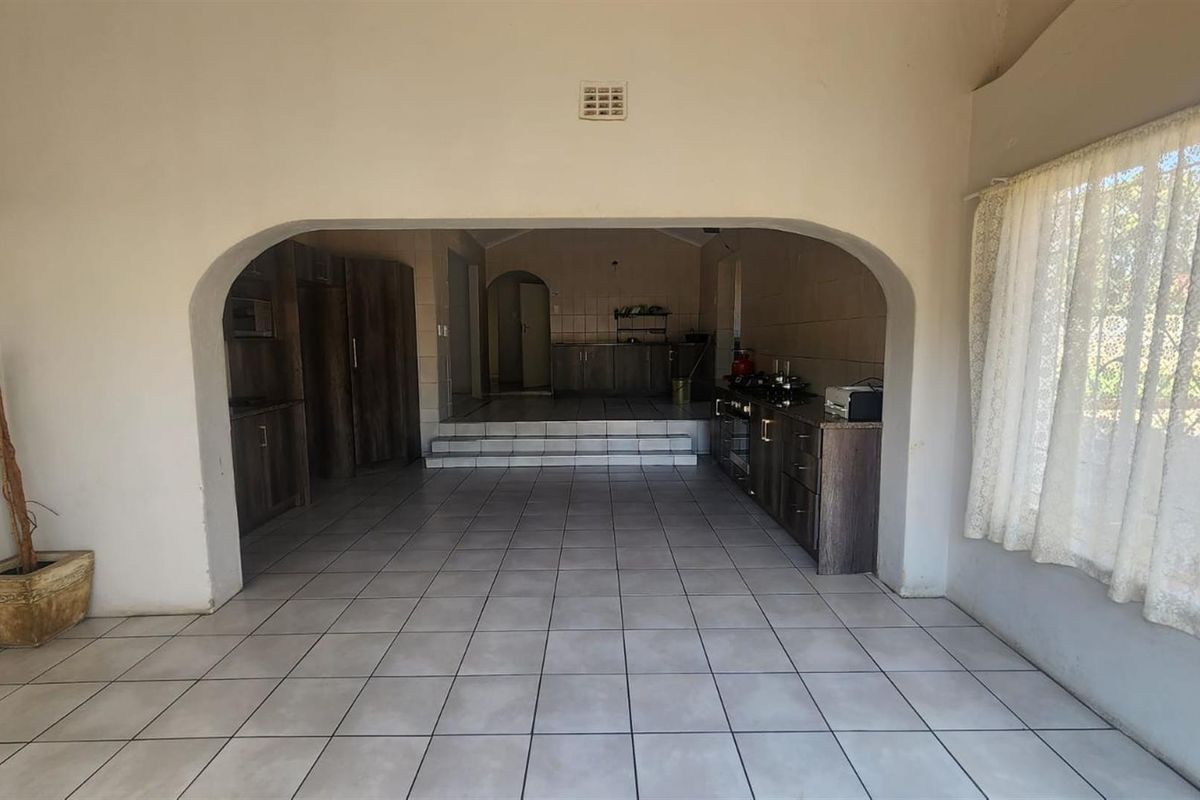 3 Bedroom 2 bathroom House For Sale in Brakpan Central, Brakpan - Photo 3