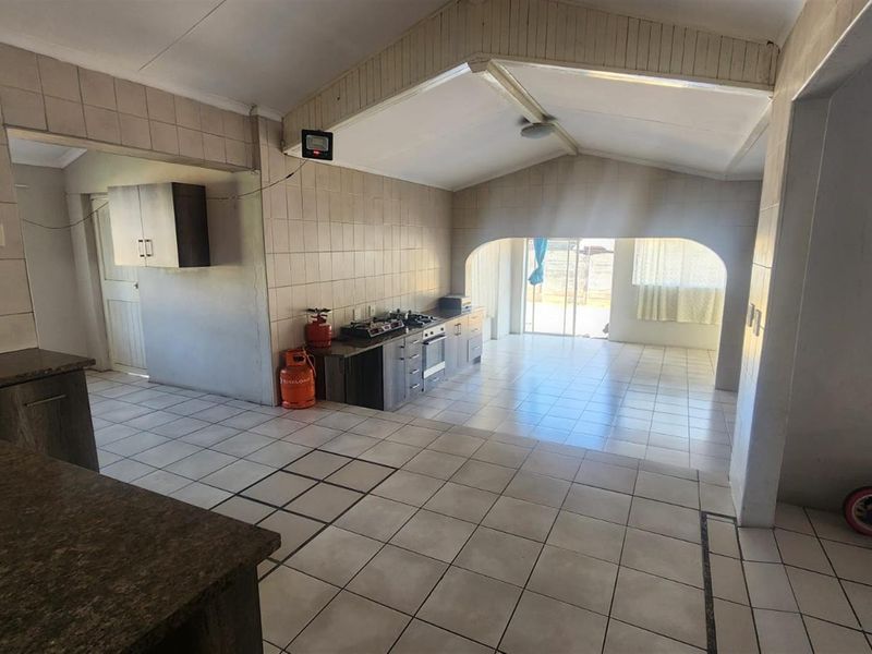 3 Bedroom 2 bathroom House For Sale in Brakpan Central, Brakpan - Photo 2
