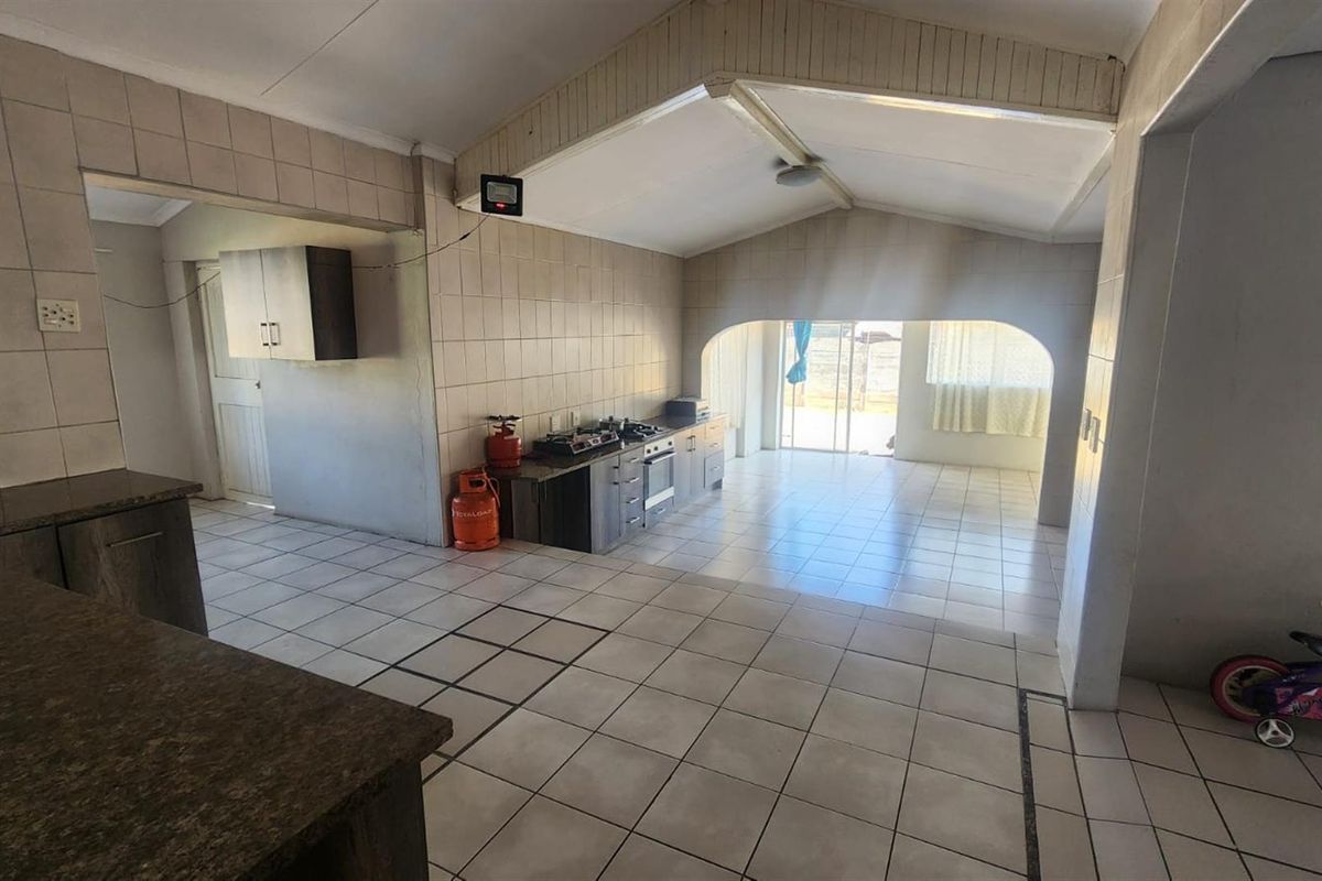 3 Bedroom 2 bathroom House For Sale in Brakpan Central, Brakpan - Photo 2