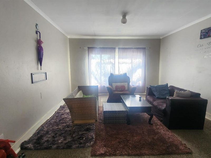 Spacious Family Home with Exceptional Entertainment Potential in Dalview - Photo 9