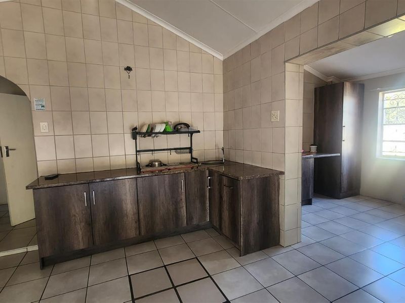 Spacious Family Home with Exceptional Entertainment Potential in Dalview - Photo 2