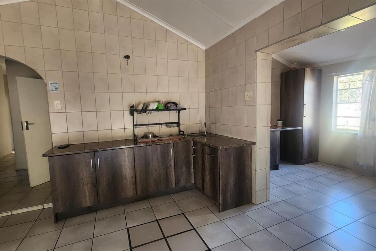 Spacious Family Home with Exceptional Entertainment Potential in Dalview - Photo 2