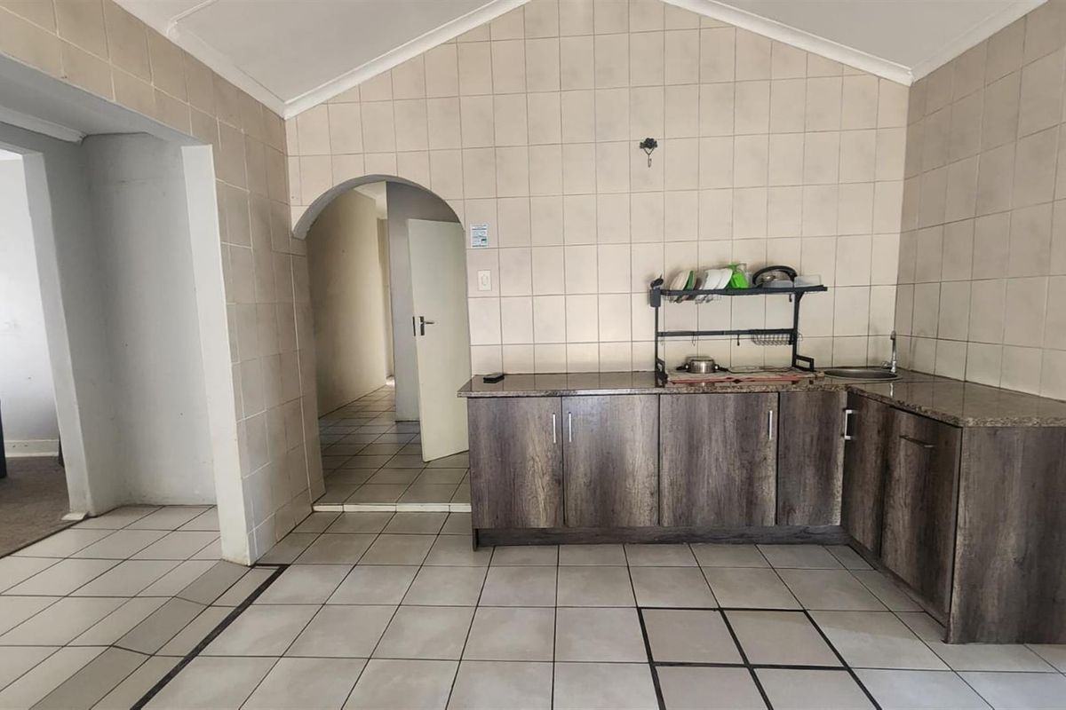 Spacious Family Home with Exceptional Entertainment Potential in Dalview - Photo 4