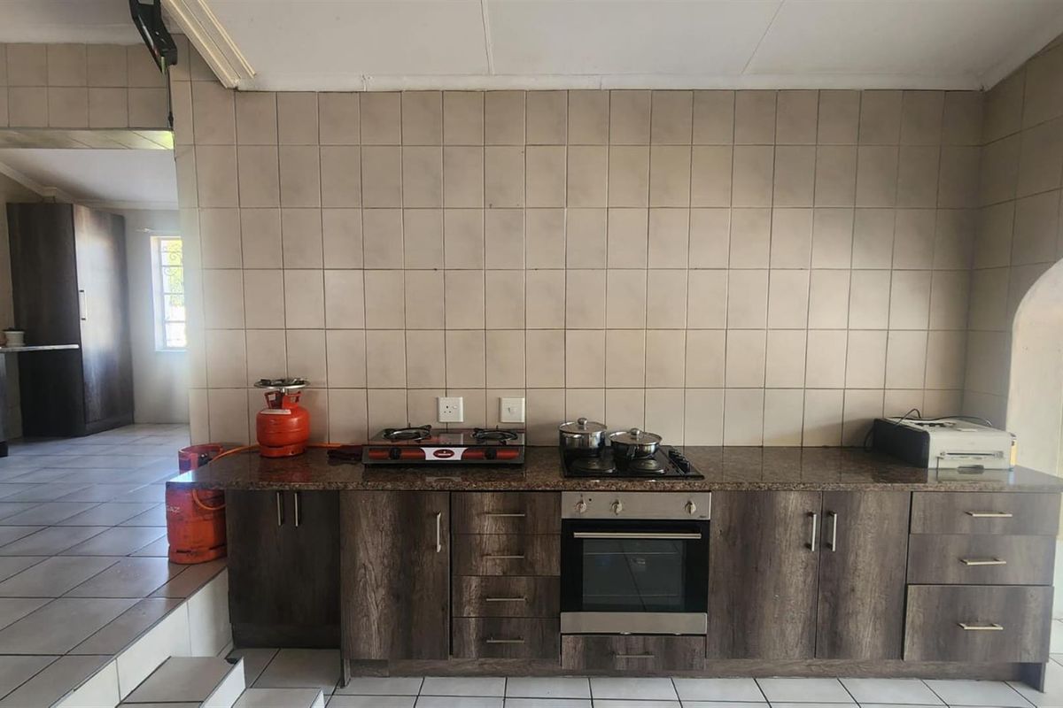 Spacious Family Home with Exceptional Entertainment Potential in Dalview - Photo 3