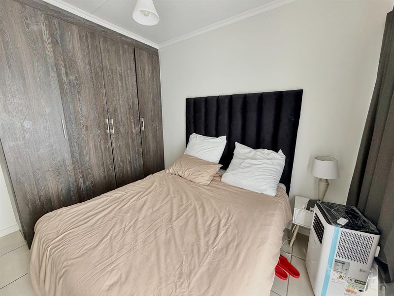 Modern 1 Bedroom 3rd Floor Apartment / Flat for Sale in Olivedale - Photo 9