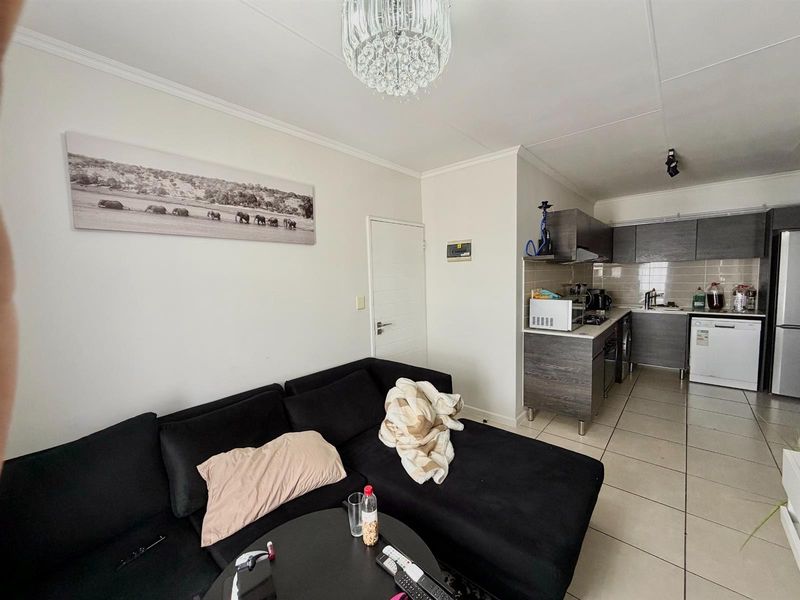 Modern 1 Bedroom 3rd Floor Apartment / Flat for Sale in Olivedale - Photo 7