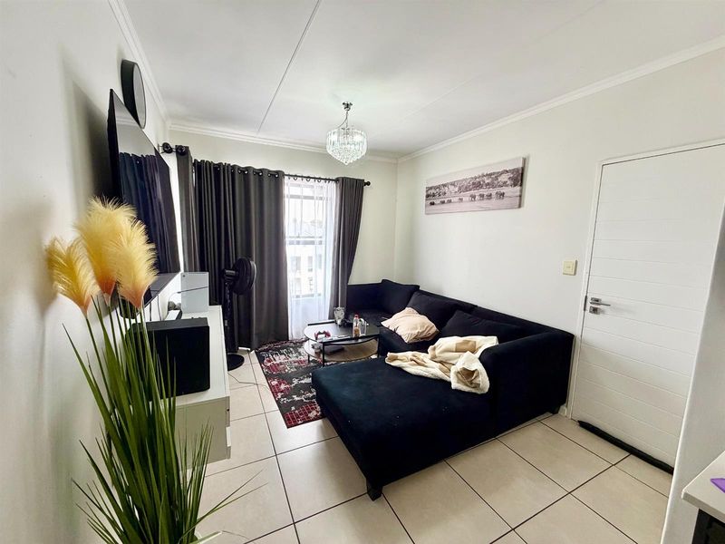 Modern 1 Bedroom 3rd Floor Apartment / Flat for Sale in Olivedale - Photo 6
