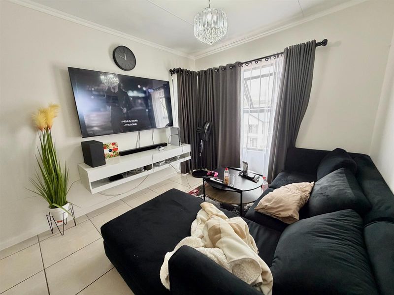 Modern 1 Bedroom 3rd Floor Apartment / Flat for Sale in Olivedale - Photo 5