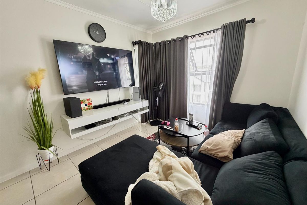 Modern 1 Bedroom 3rd Floor Apartment / Flat for Sale in Olivedale - Photo 5