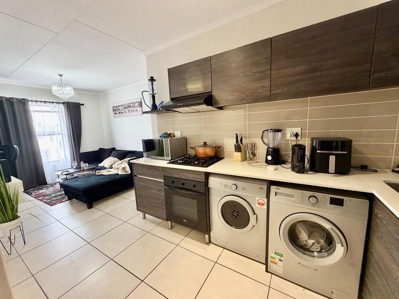 Modern 1 Bedroom 3rd Floor Apartment / Flat for Sale in Olivedale - Photo 3