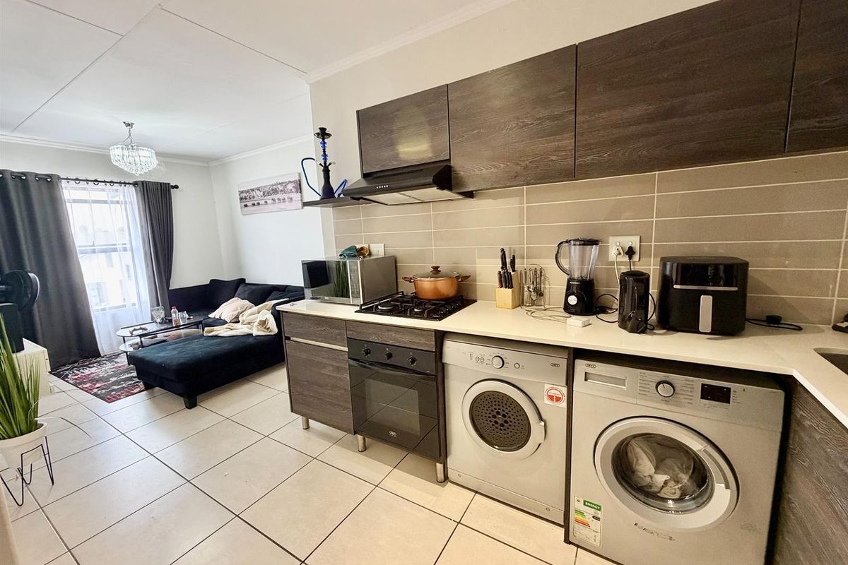 Modern 1 Bedroom 3rd Floor Apartment / Flat for Sale in Olivedale - Photo 3