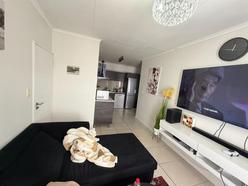 Modern 1 Bedroom 3rd Floor Apartment / Flat for Sale in Olivedale - Photo 4