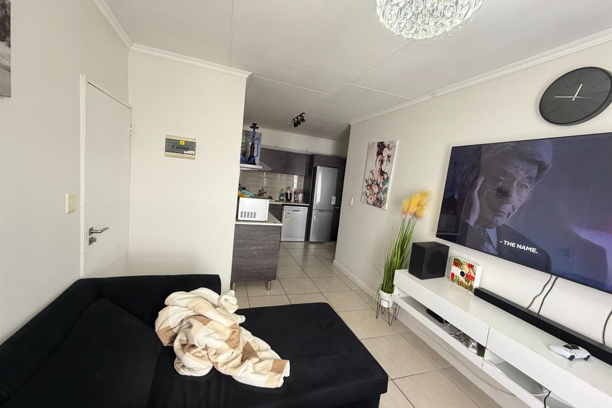 Modern 1 Bedroom 3rd Floor Apartment / Flat for Sale in Olivedale - Photo 4