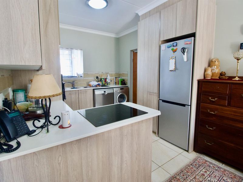 Charming Ground Floor Apartment in a Premier Retirement Estate - Photo 2