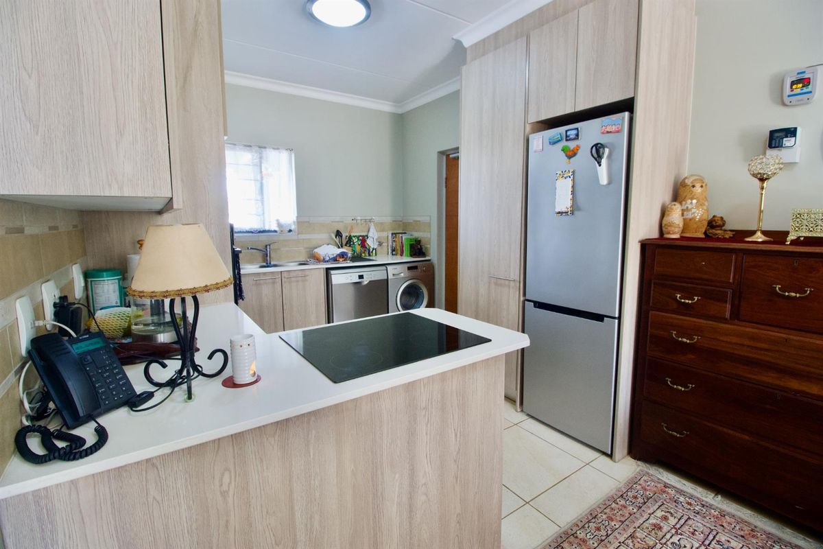 Charming Ground Floor Apartment in a Premier Retirement Estate - Photo 2