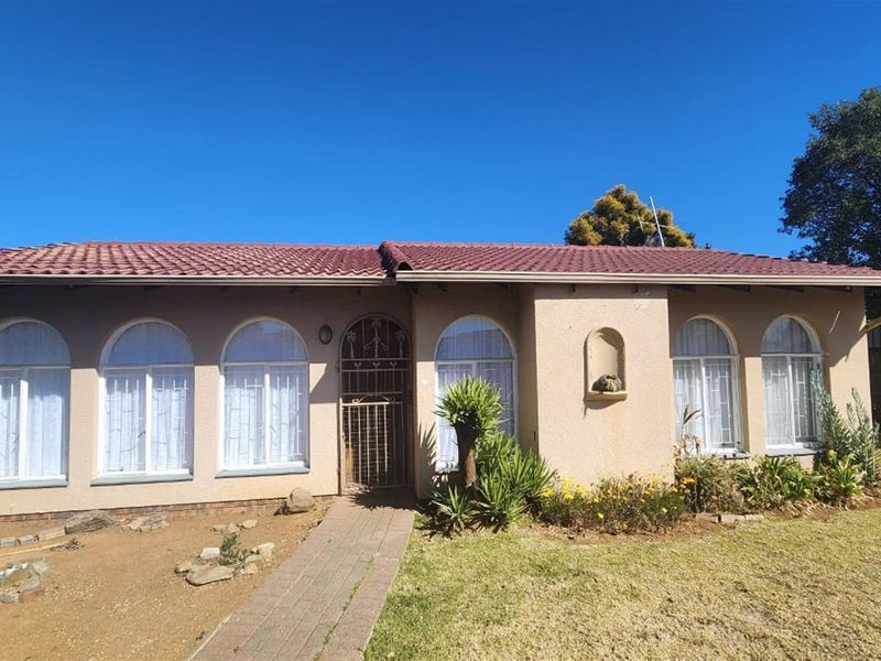 Starter up House For Sale in Huntingdon, Brakpan - Photo 2