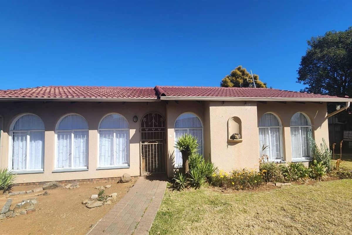 Starter up House For Sale in Huntingdon, Brakpan - Photo 2