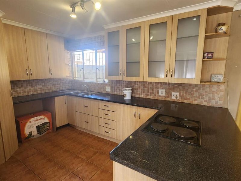 Starter up House For Sale in Huntingdon, Brakpan - Photo 4