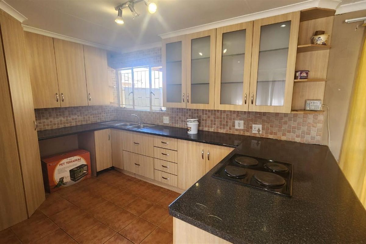 Starter up House For Sale in Huntingdon, Brakpan - Photo 4