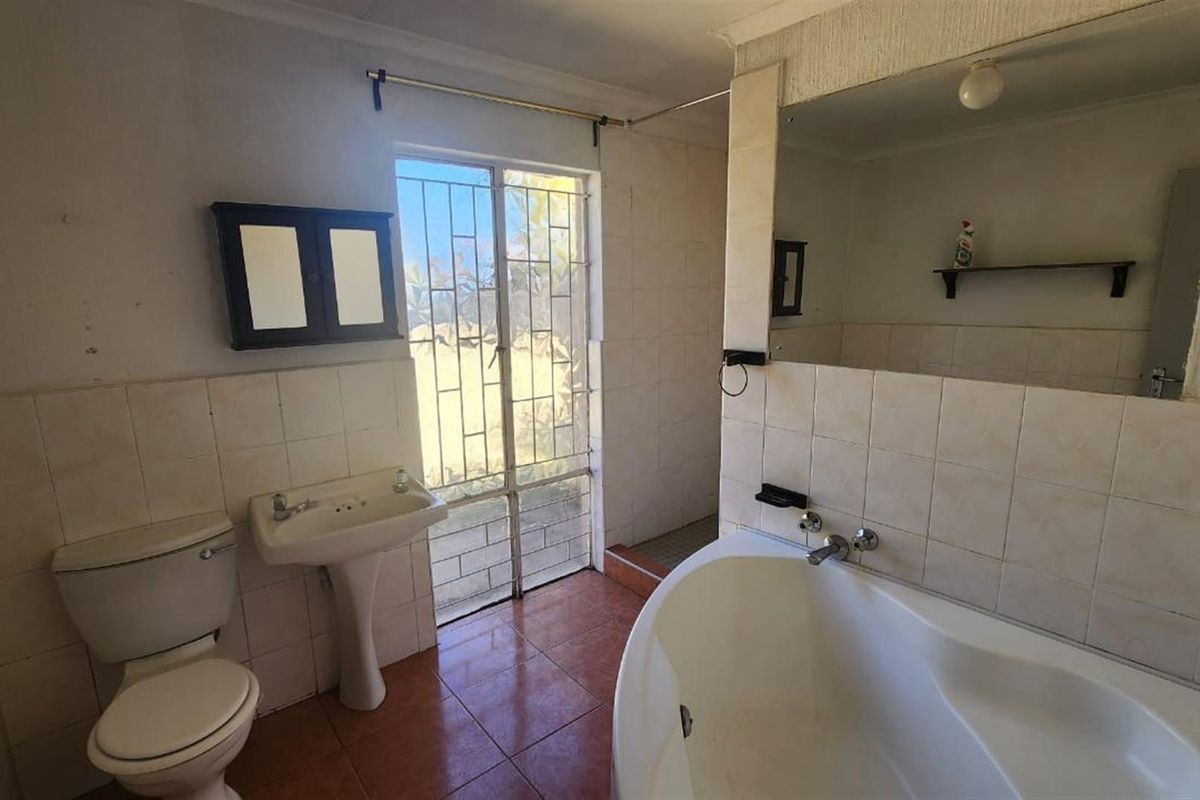 Starter up House For Sale in Huntingdon, Brakpan - Photo 5