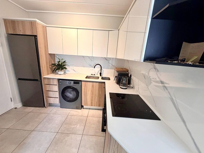 Modern 1 Bedroom, 1 Bathroom First Floor Apartment with Small Balcony - Photo 7