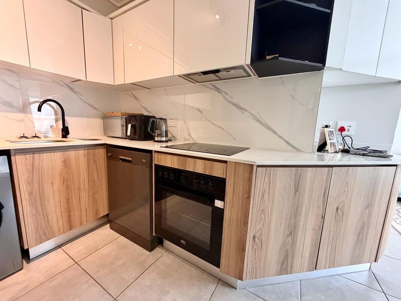 Modern 1 Bedroom, 1 Bathroom First Floor Apartment with Small Balcony - Photo 6