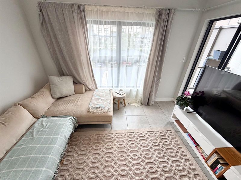 Modern 1 Bedroom, 1 Bathroom First Floor Apartment with Small Balcony - Photo 10