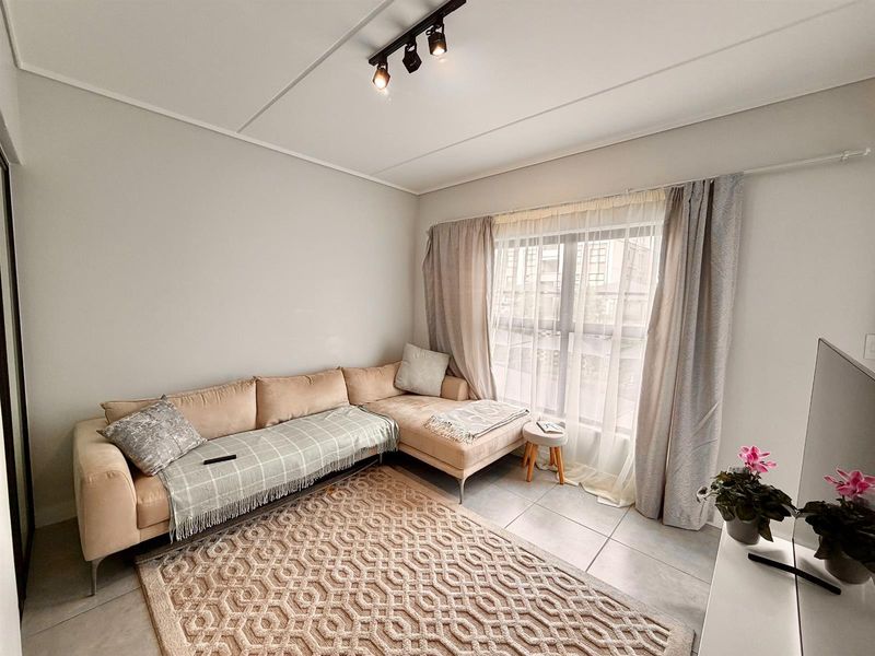 Modern 1 Bedroom, 1 Bathroom First Floor Apartment with Small Balcony - Photo 9