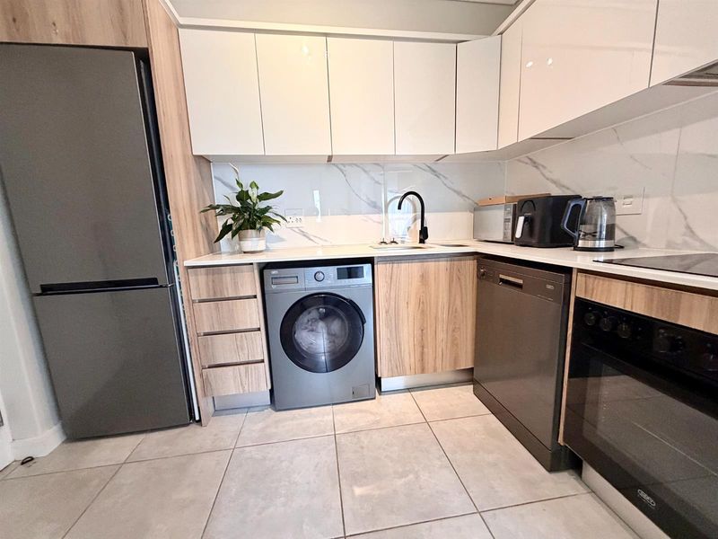 Modern 1 Bedroom, 1 Bathroom First Floor Apartment with Small Balcony - Photo 8