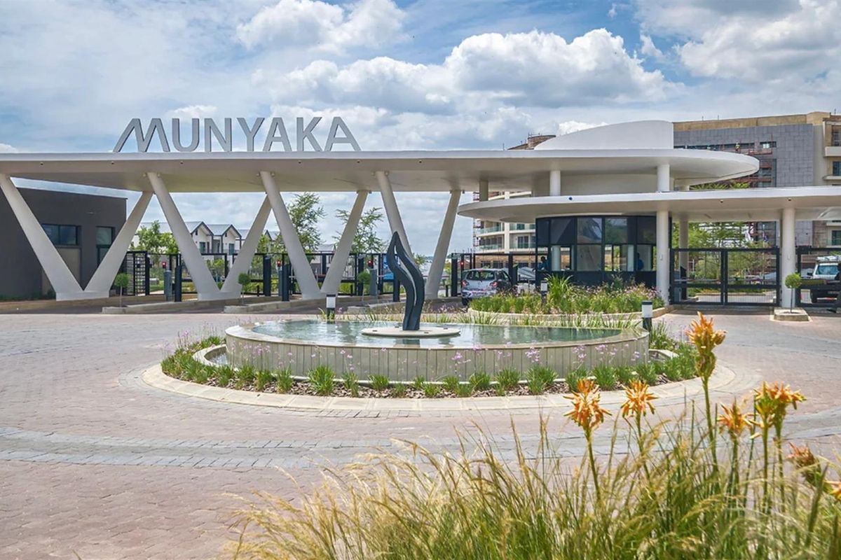 Modern 1 Bedroom, 1 Bathroom First Floor Apartment with Small Balcony - Photo 2