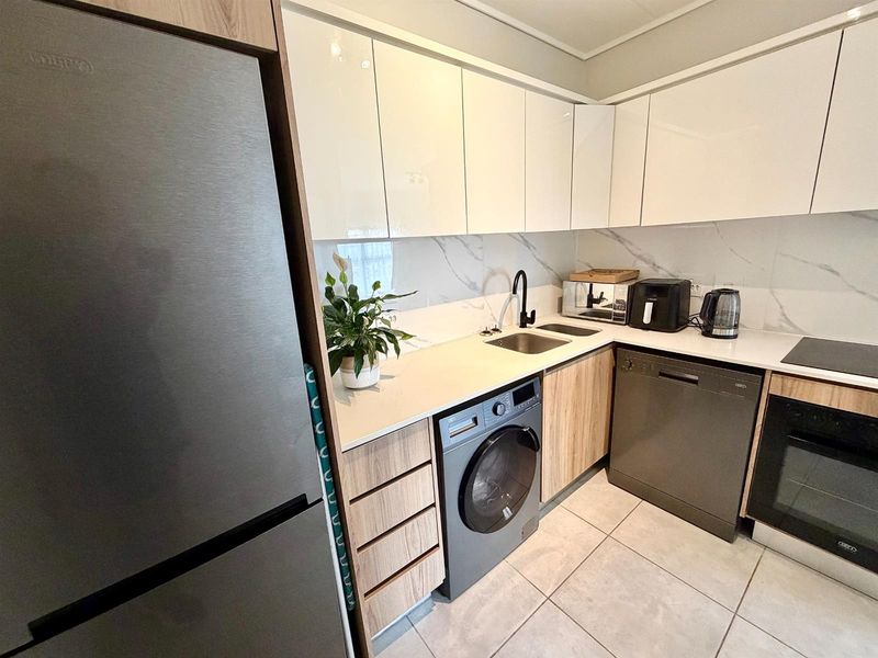 Modern 1 Bedroom, 1 Bathroom First Floor Apartment with Small Balcony - Photo 5