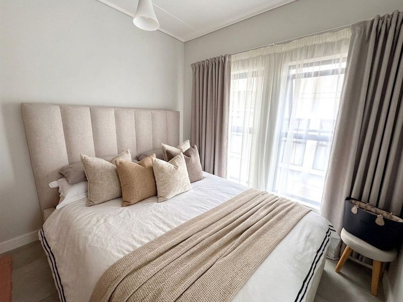 Modern 1 Bedroom, 1 Bathroom First Floor Apartment with Small Balcony - Photo 2