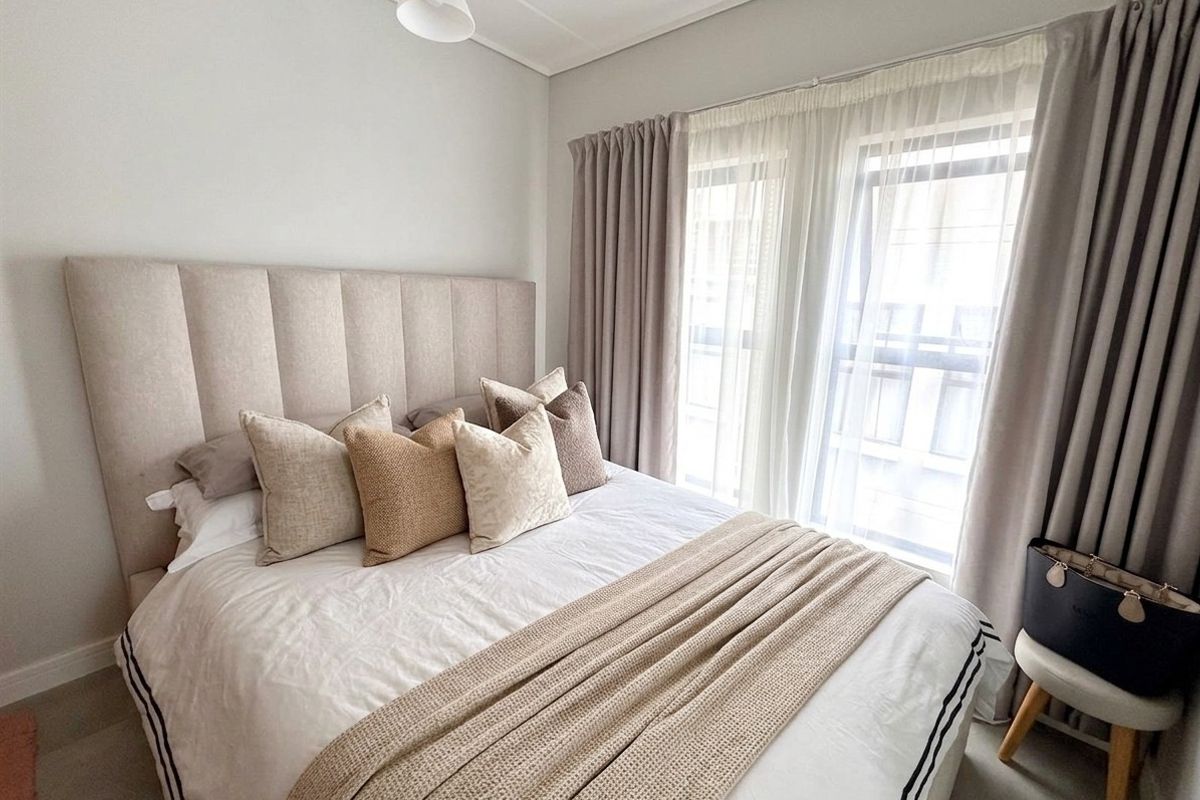 Modern 1 Bedroom, 1 Bathroom First Floor Apartment with Small Balcony - Photo 2