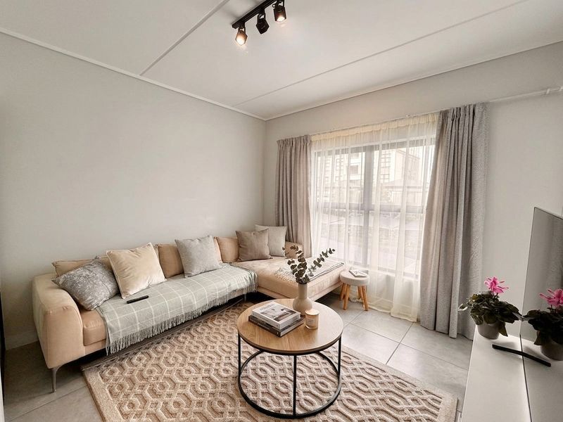 Modern 1 Bedroom, 1 Bathroom First Floor Apartment with Small Balcony - Photo 1