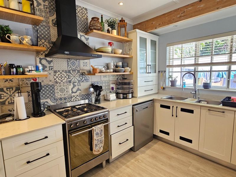 Stylish and Modern Three Bedroom Townhouse in a Pet Friendly Complex - Photo 10