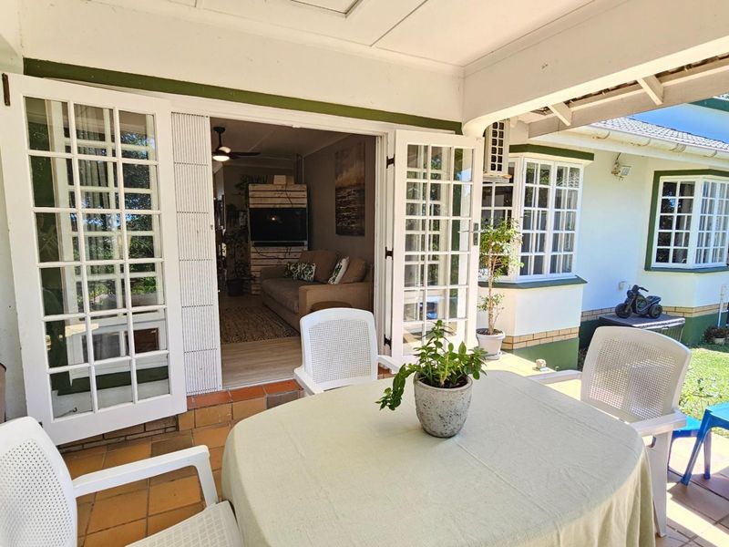 Stylish and Modern Three Bedroom Townhouse in a Pet Friendly Complex - Photo 7