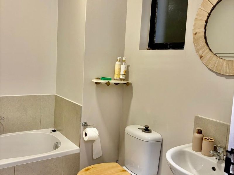 Fully Furnished Simplex Apartment To Rent in Waterfall, KwaZulu Natal - Photo 4