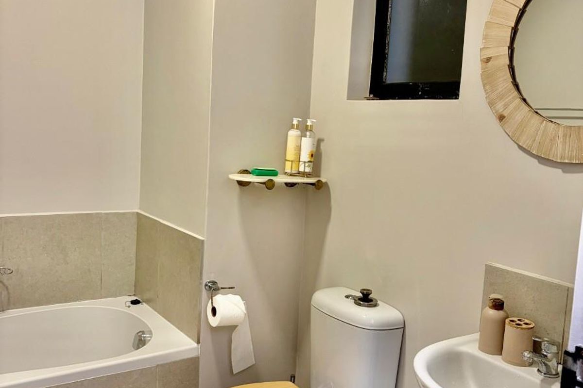 Fully Furnished Simplex Apartment To Rent in Waterfall, KwaZulu Natal - Photo 4