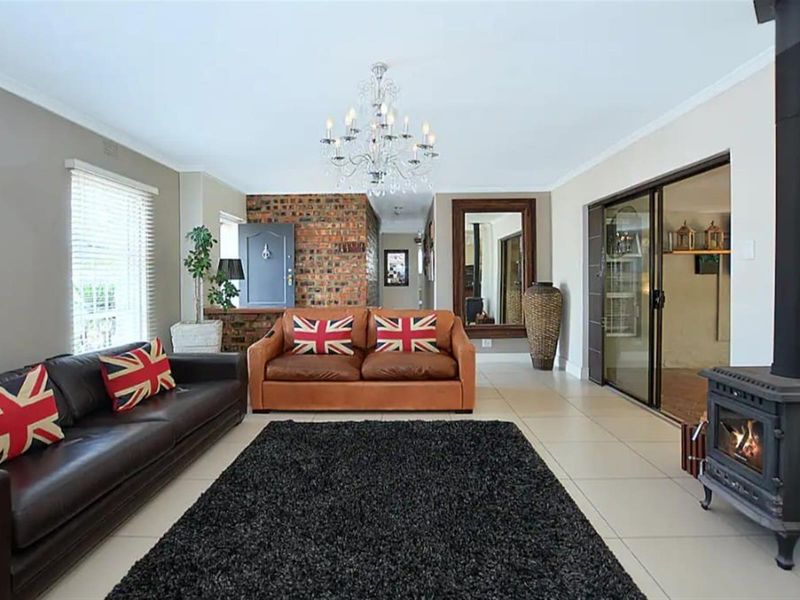 Premium Relocation Rental | Ideal for Professionals and Families | 3-6 Month Lease Opportunity - Photo 3
