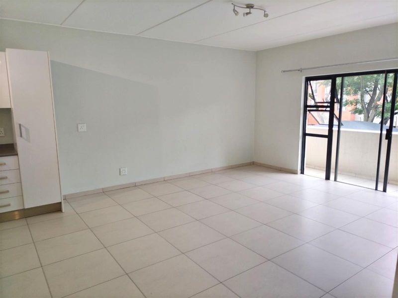 Rare Oversized 2-Bed, 2-Bath Apartment in Isabel Estate - Photo 2