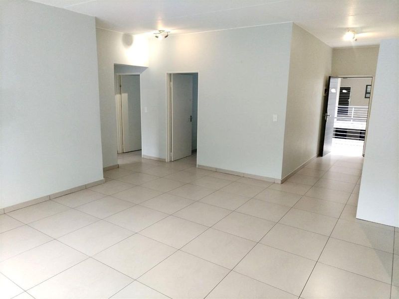 Rare Oversized 2-Bed, 2-Bath Apartment in Isabel Estate - Photo 3