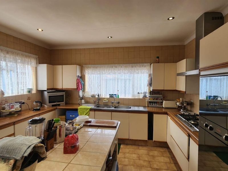 Selection Park - A True Steal of the Century! - Photo 5