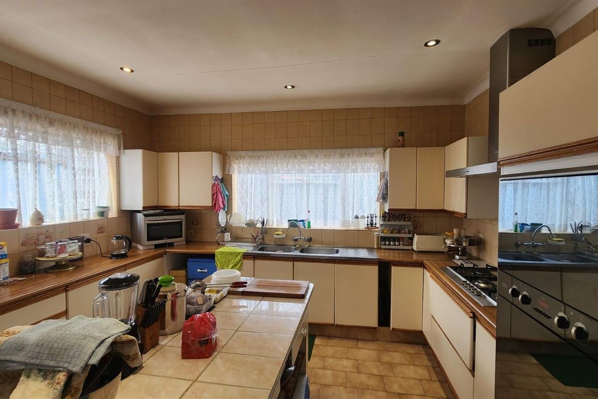 Selection Park - A True Steal of the Century! - Photo 5