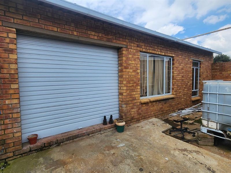 Selection Park - A True Steal of the Century! - Photo 2