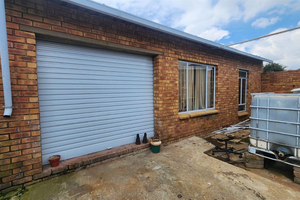 Selection Park - A True Steal of the Century! - Photo 2