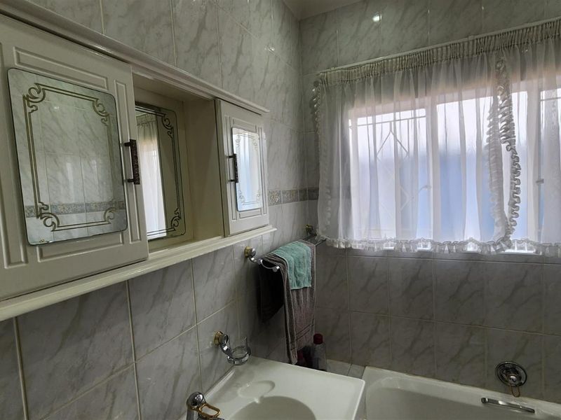 Selection Park - A True Steal of the Century! - Photo 10