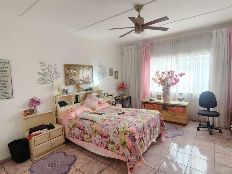 Selection Park - A True Steal of the Century! - Photo 9