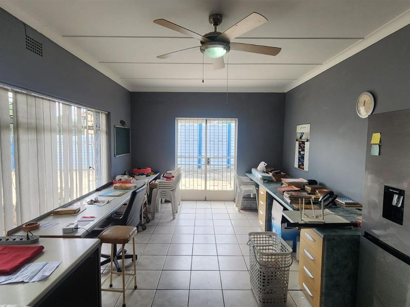 Selection Park - A True Steal of the Century! - Photo 8